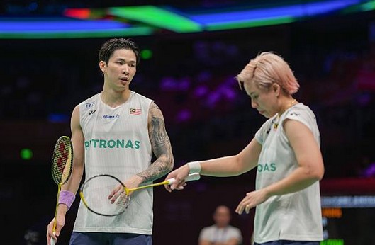 Rexy Mainaky criticizes Chen Tang Jie (L) and Toh Ee Wei (R) for underperforming at the 2026 Badminton Asia Championships after early exit. (Photo: AFP)