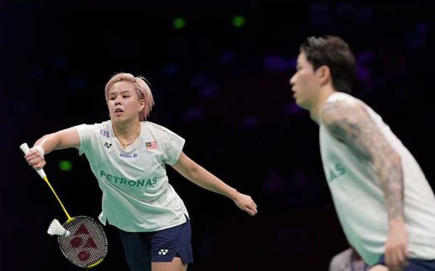 Malaysia’s top badminton mixed doubles pair Chen Tang Jie-Toh Ee Wei celebrate crucial victory at the 2026 Malaysia Masters in front of passionate home supporters. (Photo: AFP)