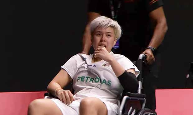 Toh Ee Wei broke down in tears as she was wheeled off the court following her injury. (Photo: BWF)