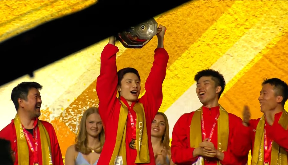 Shi Yuqi lifts the Thomas Cup trophy as he celebrates China’s 2026 victory with teammates and coaches during the awards ceremony. (Photo: BWF)