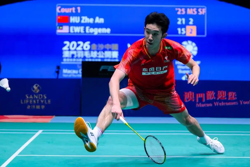 Hu Zhe An defeats Eogene Ewe to reach the Macau Open badminton men’s singles final. (Photo: Xinhua)