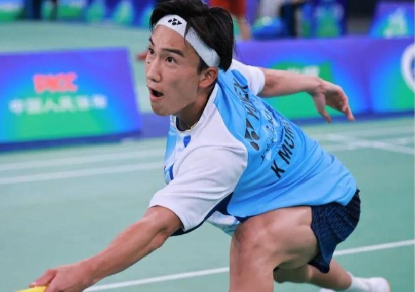 Kento Momota defeats Ren Chengming to win the men’s singles title at the 2026 Shanghai Open badminton tournament. (Photo: Xinhua)